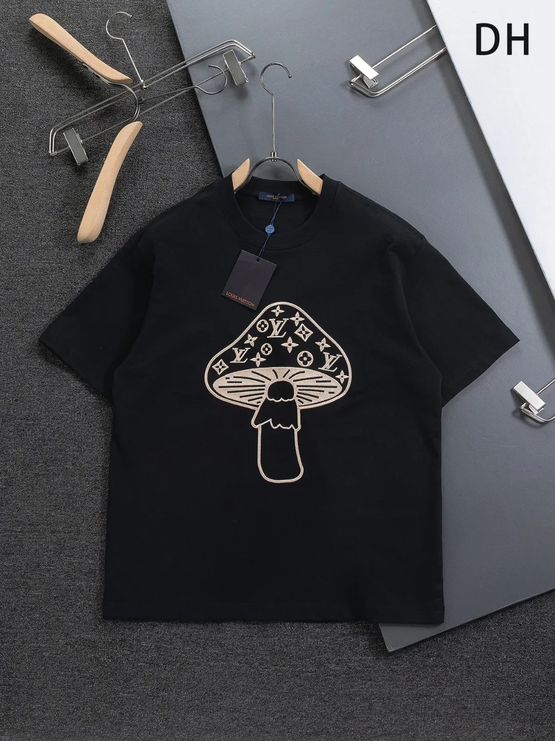 🅿️190 Louis Vuitton 1V LV micro-wide version S-XL LV 26ss new products are available at the counter simultaneously. Multiple craftsmanship. Mushroom on the chest🍄 intarsia🪡 embroidered logo. Round neck short-sleeved T-shirt, same style for men and women! Consigned to one-to-one creation. Synchronized with the official website, pure cotton fabrics at the counter! It is close to the skin and comfortable, durable and easy to wear. It has a classic and simple logo design and meticulous original craftsmanship. Short-sleeves, a must-have item for men, do not appear to be the same for the general public, but must be unique and eye-catching. This LV short-sleeve is all about quality, comfort, the same shape and fashion as always, including fabrics and cutting techniques. All of them have been made with great effort! 320 grams of washed pure cotton fabric, pure cotton is breathable, very refreshing and comfortable for daily wear. The rib knitting on the neckline is smooth and tight, and the neckline will not be skewed if you toss it at will. The loose version, you will find that it looks really good on the upper body. The overall is minimalist and neat, super versatile for daily use! Pair it casually with a pair of pants for a youthful look. A T-shirt will make your outfit crazy. It is a fashionable item that can never go wrong! Color: Black White Size: S-XL Size chart: S: Shoulder width 45.5-Bust 52-Length 70 M: Shoulder width 47-Bust 54-Length 72 L: Shoulder width 48.5-Bust 56-Length 74 XL: Shoulder width 50-Bust 58-Length 76